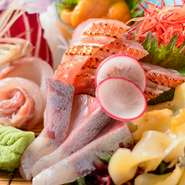 北海道産の魚やホタテだけでなく、その日届いた長崎からの新鮮な魚介が店のこだわりの素材です。季節折々の旬の鮮度と味の違いが楽しめます。素材に合った温度や切り方にもこだわった素材本来の味が堪能できます。