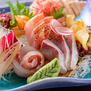 毎朝、長崎の地物を中心に届く新鮮な魚介の中から食べ頃を選び、見た目も華やかに盛り付けています。目で見て食べて楽しめる一品です。