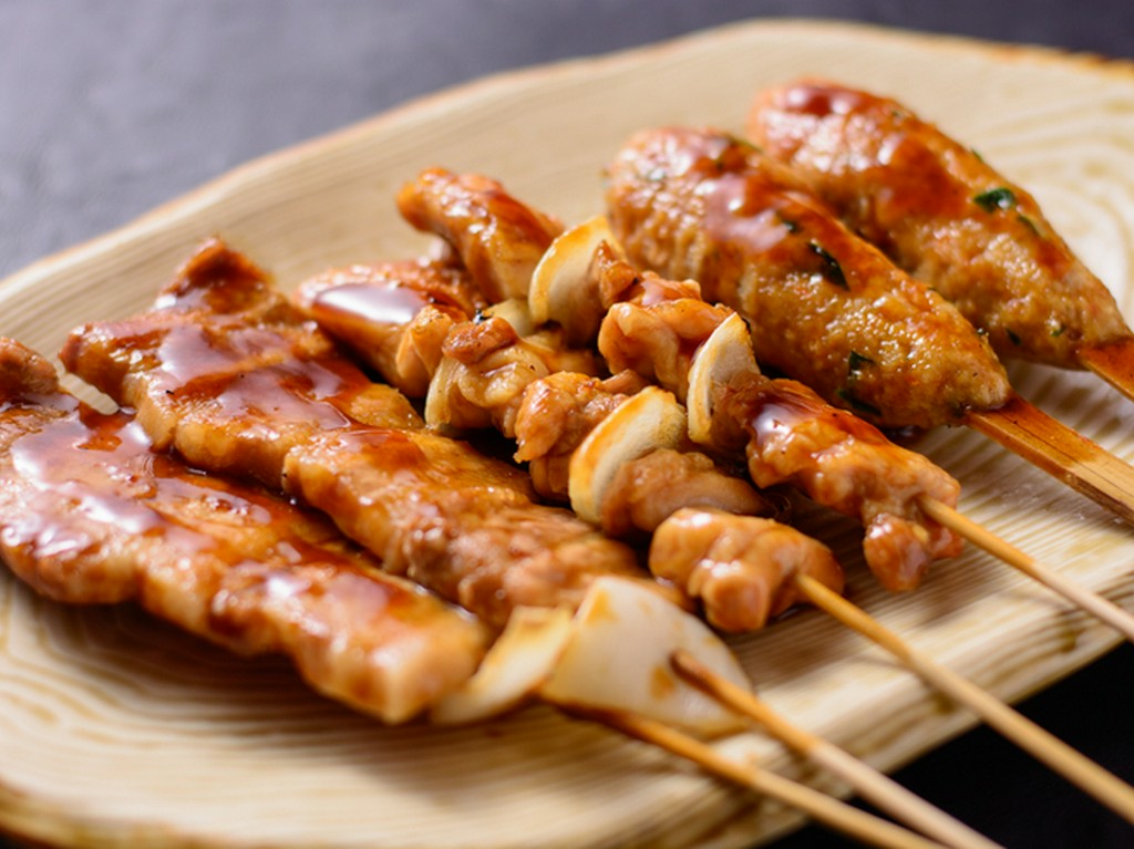 朝一つ一つ丁寧に串に刺し、素材に合わせてじっくり炭火で焼き上げた『7串盛合せ』