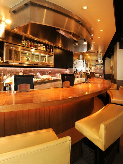 臨場感たっぷりのカウンター席。目の前で焼き上げます