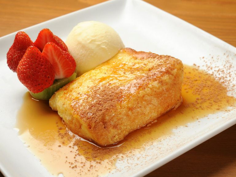 分厚い生地がジューシー。『フレンチトーストバニラアイス添え』