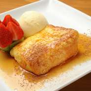 口の中にジュワッと甘さがほどけるフレンチトースト。名物デザートはリピート必至の美味しさです。女性にも男性にもオススメのほろ甘さ。忘れずにオーダーしたい一皿です。