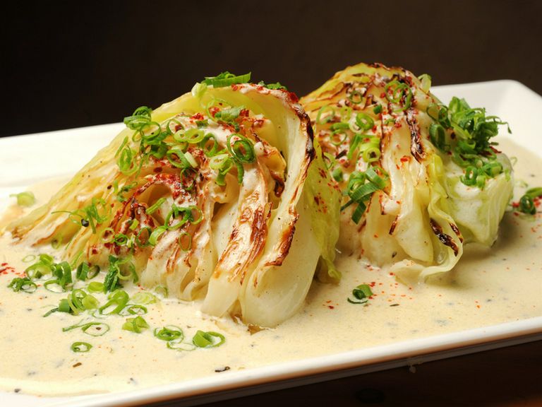ワインにぴったり。『豪快!キャベツのステーキ アンチョビクリームソース』