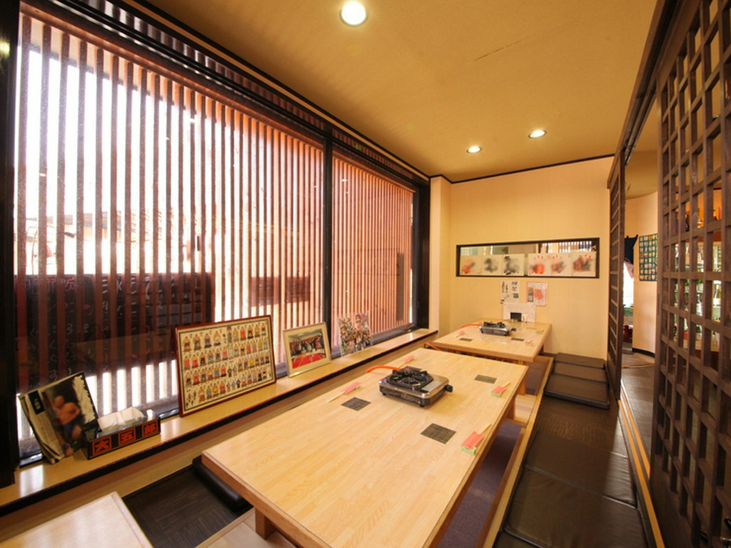 木の格子にあたたかみを感じる落ち着いた和の空間でゆったりと
