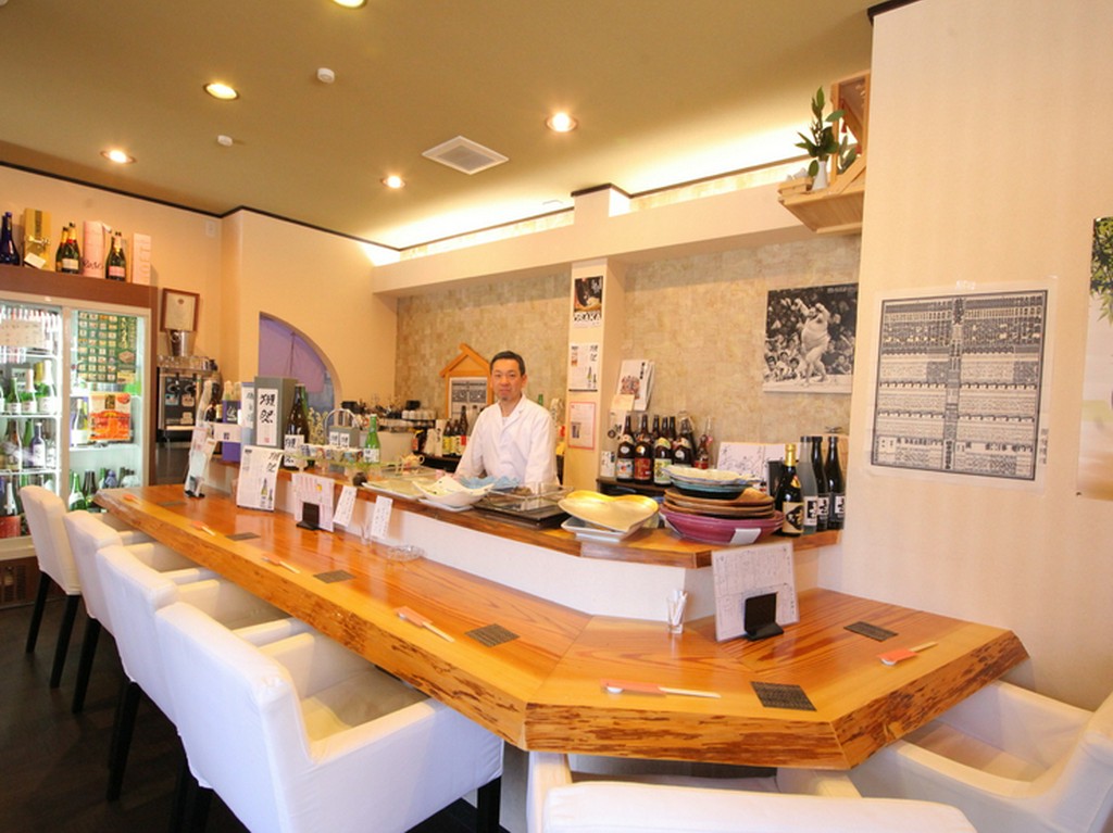 カウンターは心地よい特等席。料理とお酒とおしゃべりを楽しんで