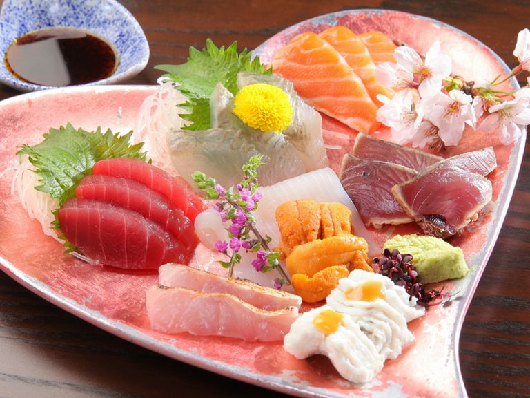 見た目も鮮やか。ハートのお皿に詰まったこだわりの旬の魚『おまかせ造り盛 2〜3人前』