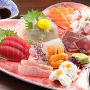 新鮮でおいしい旬の魚のお造りをハートのお皿に詰め込んで。時期や漁港によって脂のりや 身の締まり、味が替わる旬の魚。より良いものを確かな目利きで選んで提供しています。食卓に彩りを添えてくれる一皿。