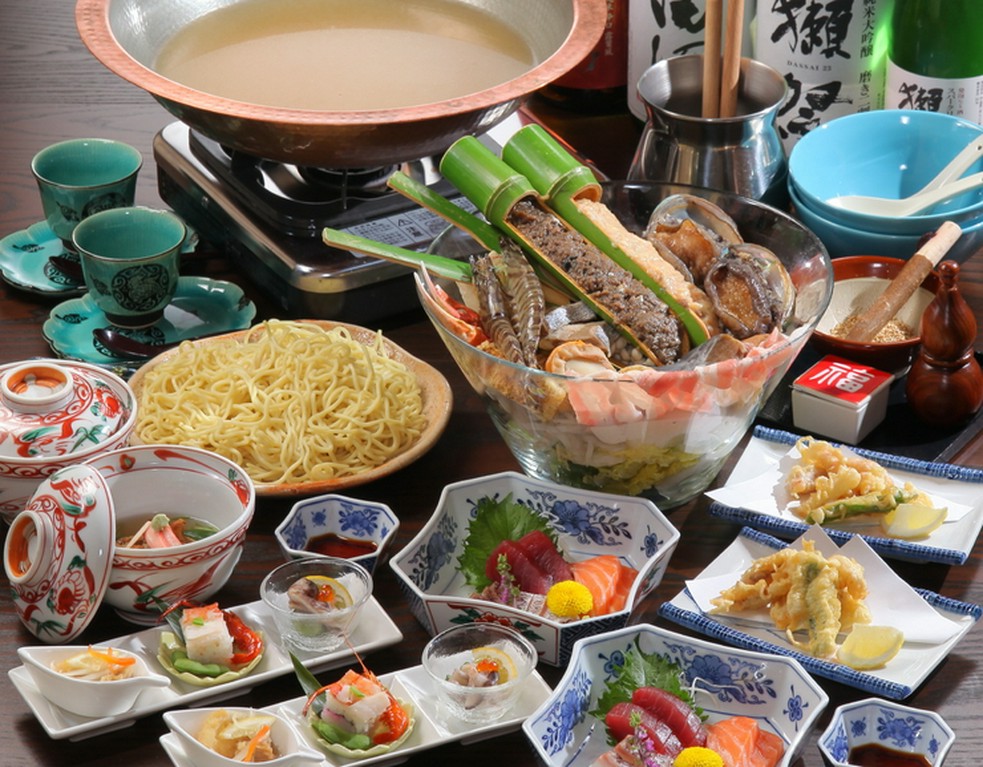 東関部屋直伝の海鮮ちゃんこをはじめ、お造りや天ぷらなど多彩な料理が味わえる『玄海鮮ちゃんこコース』