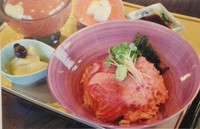 マグロ丼、小鉢料理、味噌汁、漬物、コーヒーorアイス付