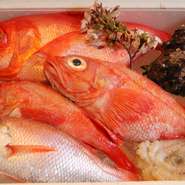 新鮮でおいしい旬の魚介類をはじめ奈良の伝統野菜や地酒も提供