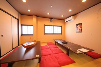 全国各地の種類豊富な鮮魚を、落ち着いた和風の空間で