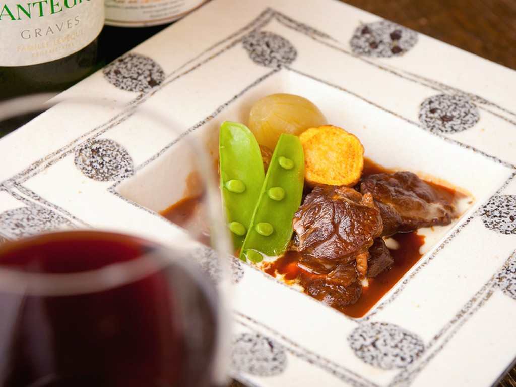 すね肉を4時間デミグラスソースで煮込んだ『和牛煮込み』