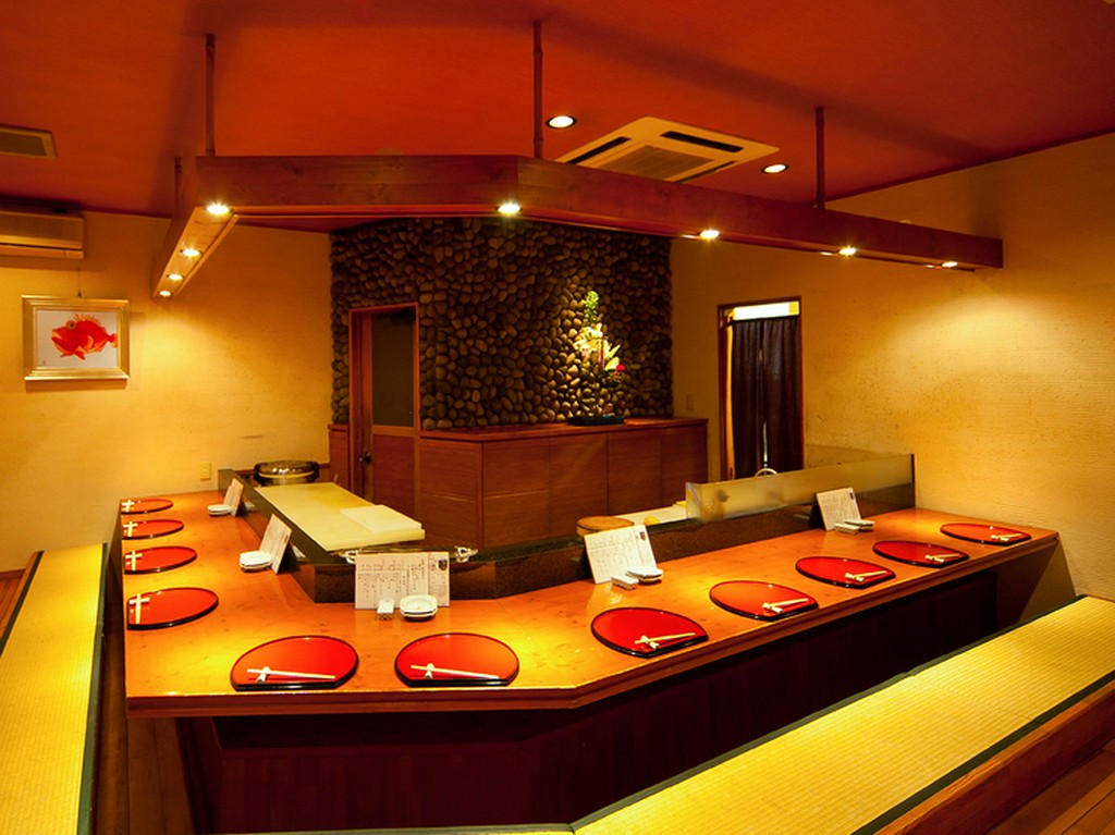 スタッフの方とのコミュニケーションも楽しいカウンター