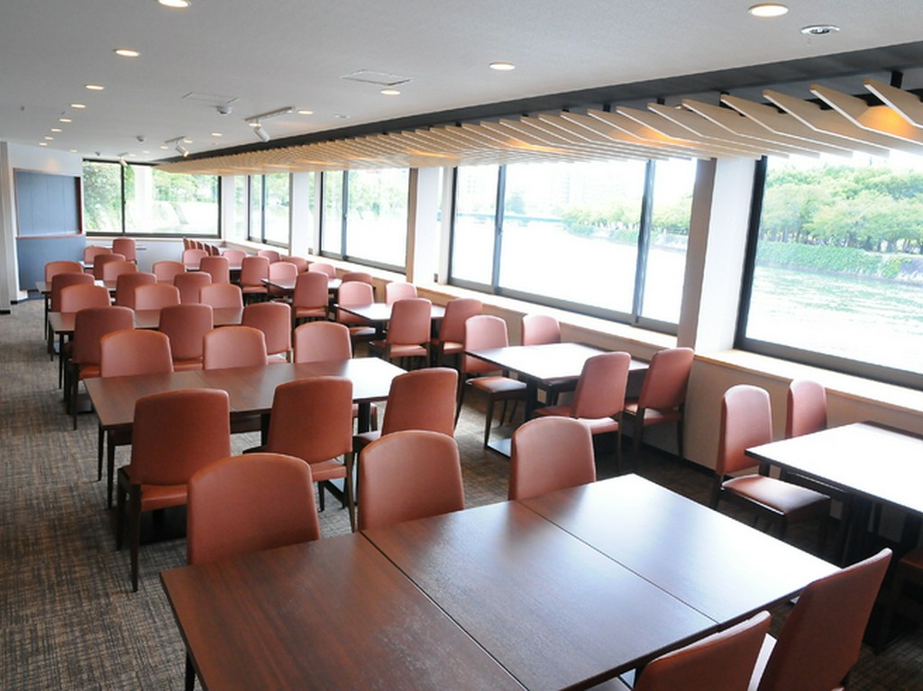 水上のお店からは、四季によって変わる川辺の風景が楽しめます