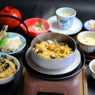 その季節におすすめのかきを用意しているので、一年中、新鮮でおいしいかきが楽しめます。瀬戸内の魚介など旬の素材を扱ったお料理もたくさん。リーズナブルなランチもおすすめです。ランチ限定の釜飯御膳も人気。