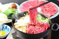 広島県で雌牛のみを飼育している峠下牧場の竹原牛を贅沢につかったすき焼きコースです