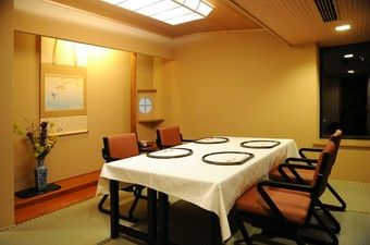 風情ある船の上でのお食事と、とれたてのかき