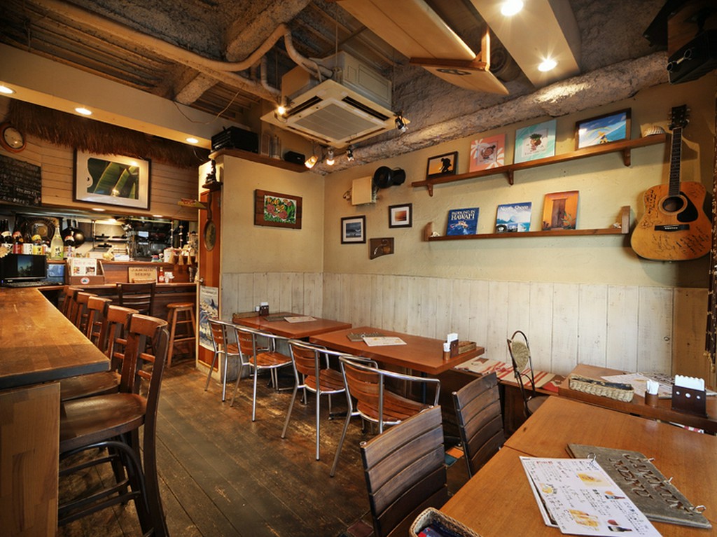 地元アーティストの作品が店内を彩る