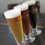 ドイツの伝統的な製法を継承した湘南ビールが常時10種類。一番人気は黄色の『ピルスナー』、茶色の『アルト』はフルーティーな味わいで女性に人気です。黒の『シュバルツ』は、飲み飽きしない黒ビールです。