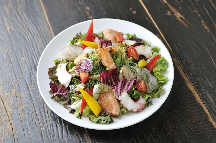 地元野菜をふんだんに使った『豪快! シーフードサラダ和風ドレッシング』