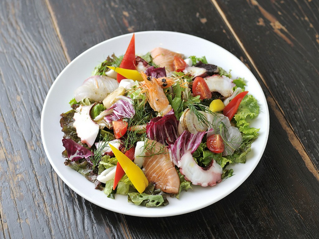 地元野菜をふんだんに使った『豪快！　シーフードサラダ和風ドレッシング』