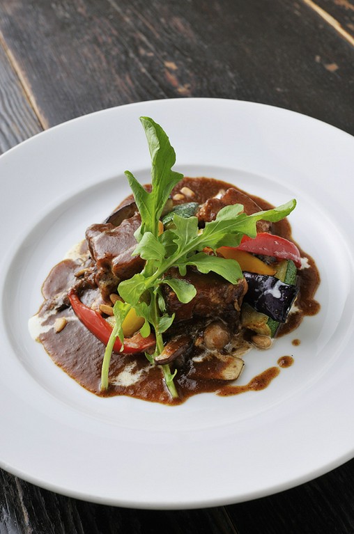 熊沢酒造直営レストランの定番メニュー『モキチ特製！　厳選豚の湘南ビール煮込み　熟成酒粕風味』