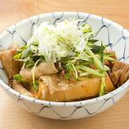 出汁と自家製たれと唐辛子で、口溶けのよい絹豆腐と濃厚な豚バラ肉を煮込みました。隠し味に自家製の焼肉のたれを使い、にんにくのパンチの効いた昔からある味を守りました。どぶろくと合わせるのもオツな味わい。