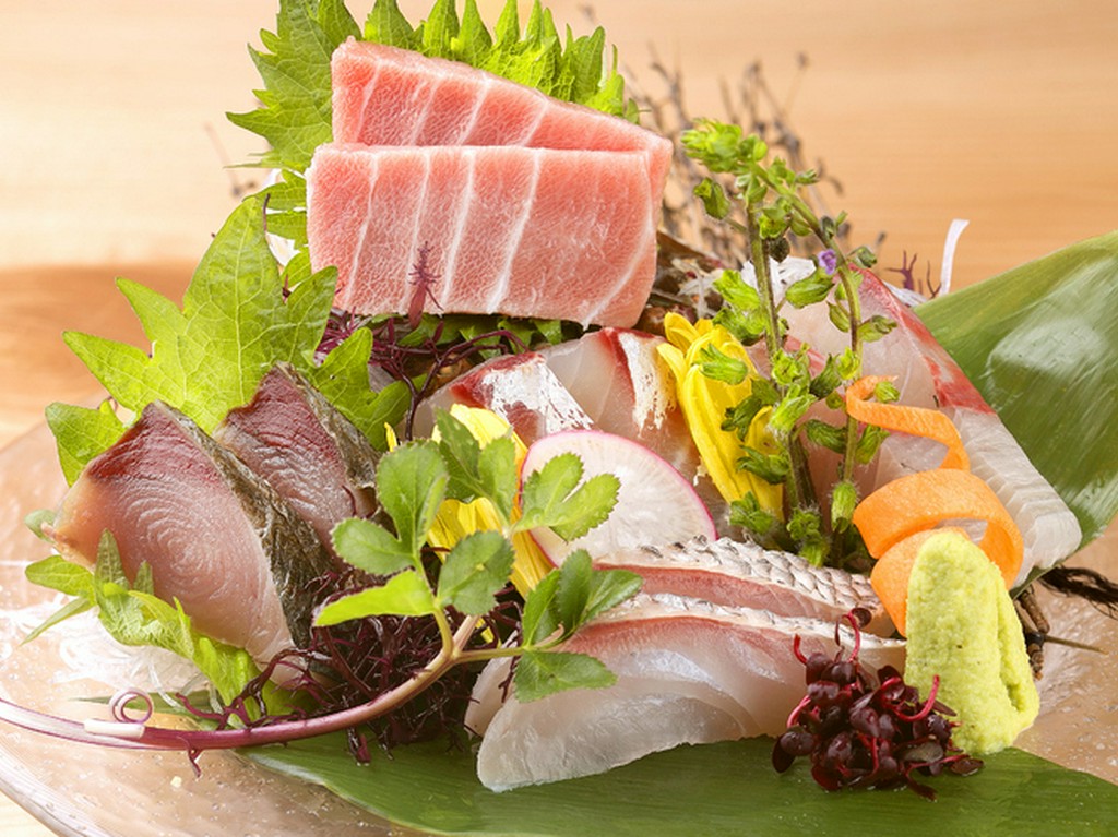 旬により様々なお魚を堪能『本日のお造り盛り合わせ　5種2切』