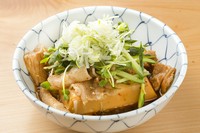 豚バラ肉を使い、出汁と自家製たれで煮込みました。にんにくと唐辛子が効いた甘辛で濃厚な味わいです。