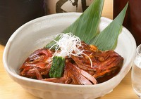 高知県の宿毛市から直送された金目鯛のカマを甘辛く煮付けました。お酒だけでなく、白いご飯もすすみそうな味わいです。また、とてもボリュームがあるので、値段の割にはお得感を感じる逸品です。
