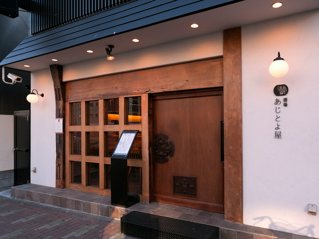 入口には蔵戸と本物のケヤキを使って、魅力あふれる空間作り