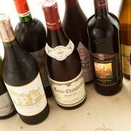 世界各国から厳選、常時50種ほどのワインがそろっています