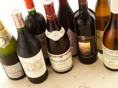 世界各国から厳選、常時50種ほどのワインがそろっています