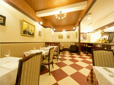 カジュアルさもクラッシックさも兼ね備えた、居心地の良い店内