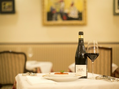 ワインセラーにずらりと並ぶフランスワインを眺めるのも楽しい