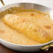 フランスの大型淡水魚（和名カワカマス）をすり身にしてはんぺん状にしたもの。ザリガニのクリームソースで