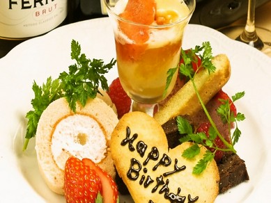 バースデーやアニバーサリーにはプレートや花束のサービスも