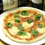 ナポリを代表するピッツァ。トマトソース・バジリコ・モッツァレラチーズ・パルミジャーノ