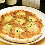 辛味のピッツァ。トマトソース・チョリソー・青唐辛子・モッツァレラチーズ