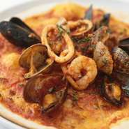 毎日築地から仕入れる旬の魚介をふんだんにのせたピッツァ。イタリア産の小麦粉を使った、ナポリ風のもちもちしたピザです。海老・貝類・トマトソース・パルミジャーノ