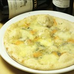 4種チーズのピッツァ。モッツァレラ・パルミジャーノ・ゴルゴンゾーラ・ペコリーノチーズ