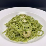 バジルの風味にチーズが絡んだジェノバ名物のパスタ