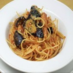 茄子とベーコンがトマトソースと相性抜群、しんぷるだからこそトマトの味を楽しめるパスタ