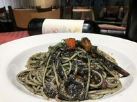 ほんのり海の香りがするイカスミとトマトが相性抜群！クセが出すぎない、食べやすい味付けにしています。