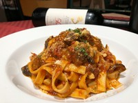 和牛ほほ肉をじっくり煮込んだ赤ワイン煮込みを絡めたパスタ