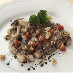 人気メニュー！スペイン産イベリコ豚の最高等級ベジョータを使用したお肉料理。上質なイベリコ豚の旨味が酸味のあるナッツバルサミコソースと相性抜群！