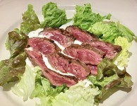 人気メニュー！肉の旨味が凝縮された牛ハラミ肉にゴルゴンゾーラチーズのソースが相性抜群
