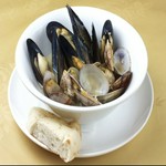 アサリとムール貝を白ワインと黒コショウで風味づけした定番前菜