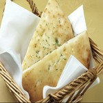 人気メニュー！当店自慢のもちもちフォカッチャにガーリックの風味が絶品
