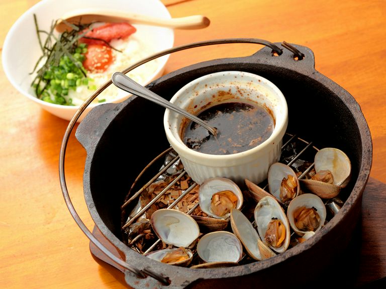 〆の卵かけご飯も絶品の『ダッチオーブンで瞬間燻製のあさりバター醤油』